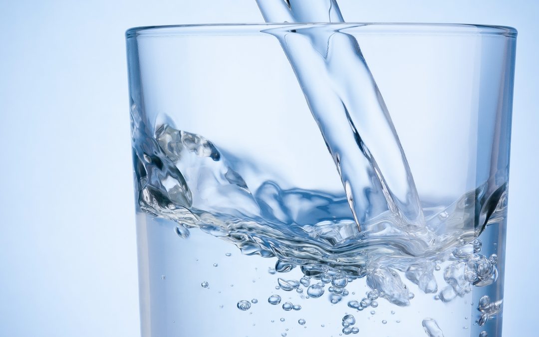 Trinkwasser in Wasserglas einschenken