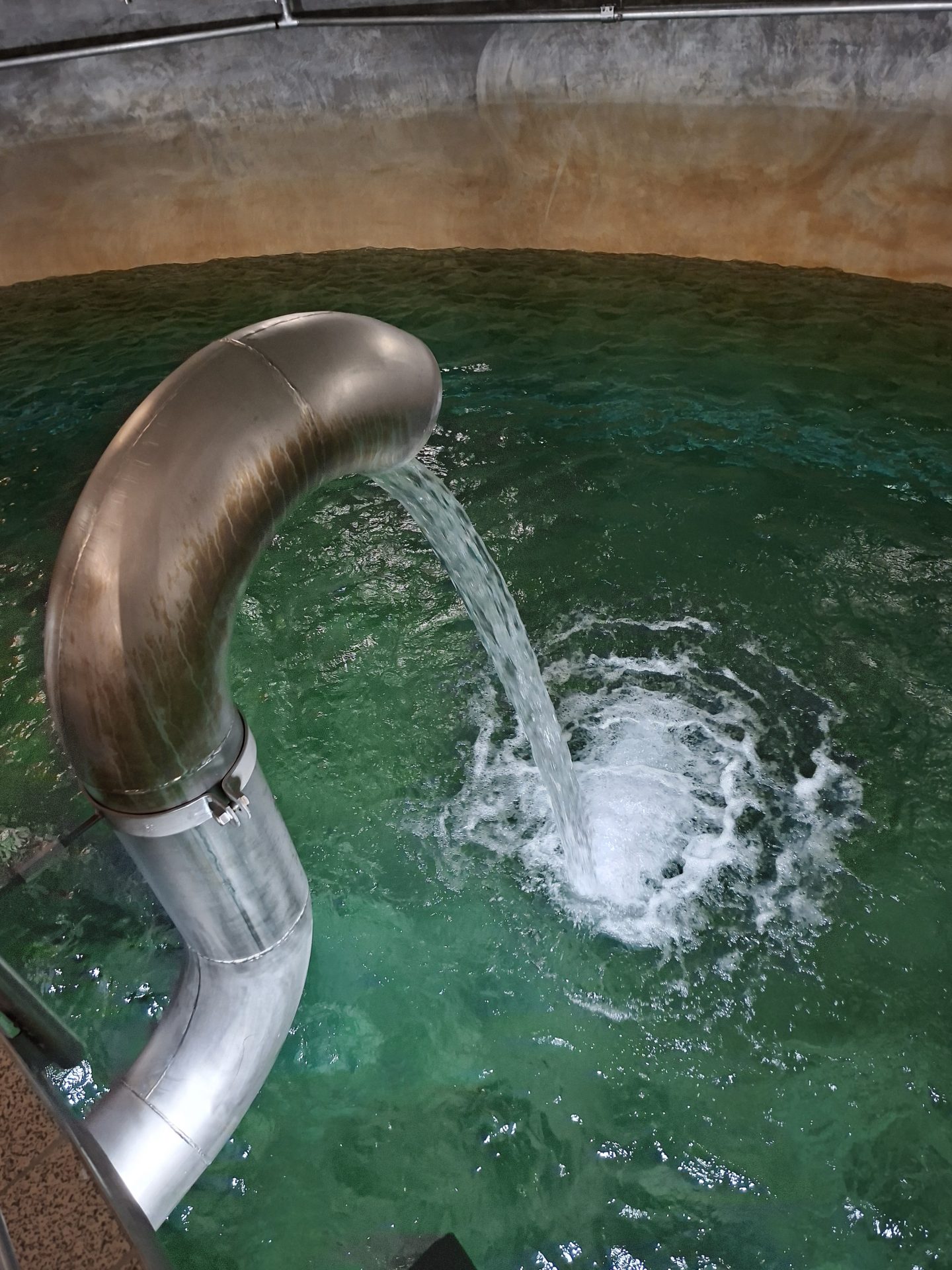 Wasserauslauf in einer Wasserkammer
