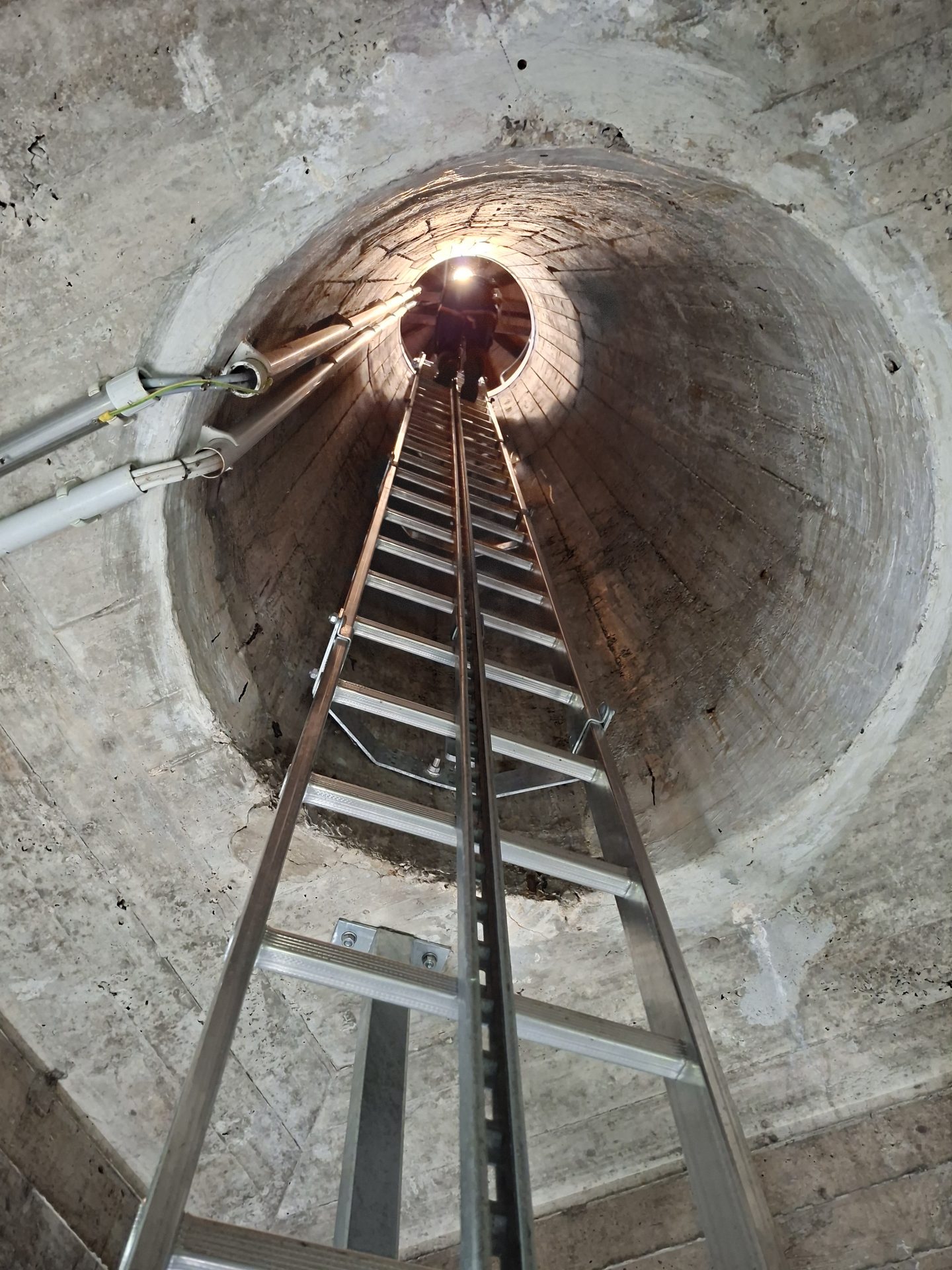 Aufstieg zur Wasserkammer in einem Wasserturm.