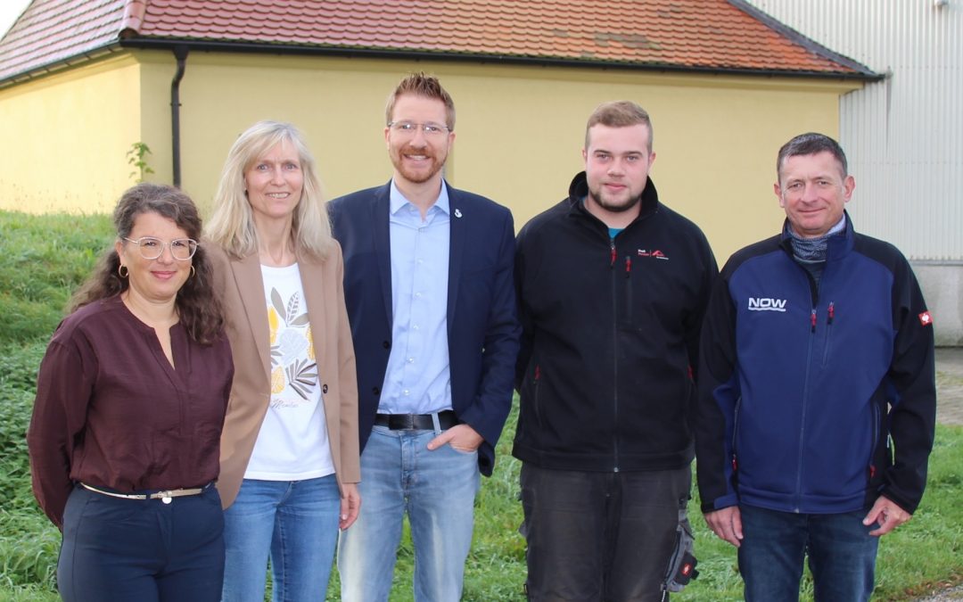 Hochbehälter Gerabronn mit 5 Personen davor.